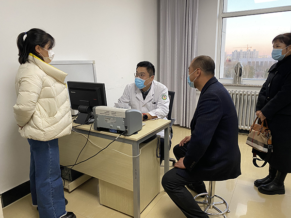 青年医生罗彬在对口帮扶工作中.jpg